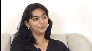 Junge Tuerkin bekommt riesen Dildo in die Muschi gesteckt